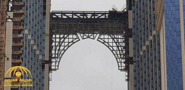 ارتفاعه 161 متر .. الانتهاء من تركيب أعلى مسجد معلق في العالم بمكة - صور