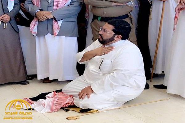 شاهد .. وكيل شيخ شمل قبائل قحطان ووادعة يخلع بشته وشماغه ويجلس على الأرض للصلح بين قبيلتين