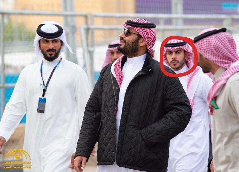 شاهد ... الحارس الشخصي لولي العهد يخطف الأنظار ويثير تساؤلات المغردين