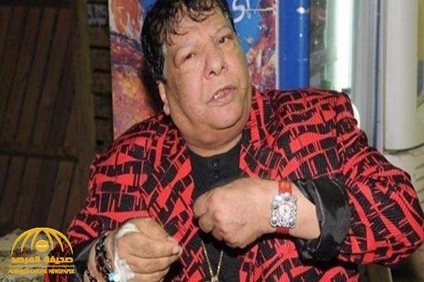 على كرسي متحرك .. شاهد: آخر ظهور لـ"شعبان عبدالرحيم" في مطارالقاهرة قبل وفاته!