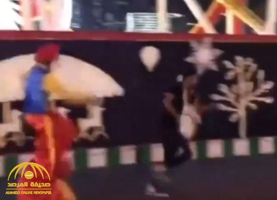شاهد: مطاردة بين مهرج وشاب بموسم الرياض.. ونشطاء يعلقون:"المهرج لقى اللي طيحه الشهر الماضي"! شاهد: مطاردة بين مهرج وشاب بموسم الرياض.. ونشطاء يعلقون:"المهرج لقى اللي طيحه الشهر الماضي"!