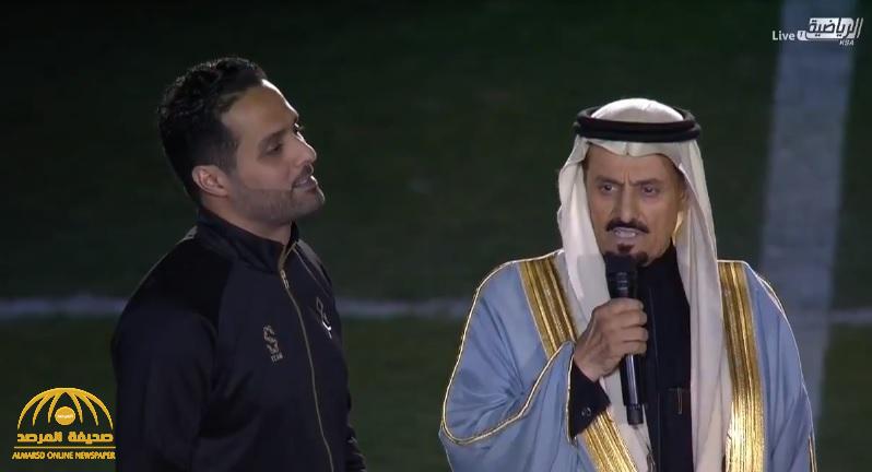 شاهد.. والد "ياسر القحطاني" يلقي كلمة أثناء الاحتفال باعتزال ابنه ويطالبه برد الدين! شاهد.. والد "ياسر القحطاني" يلقي كلمة أثناء الاحتفال باعتزال ابنه ويطالبه برد الدين!