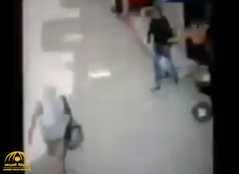 بالفيديو  : شاب مصري يتحرش بفتاة وسط الشارع... شاهد ردة فعلها لم يتوقعها!