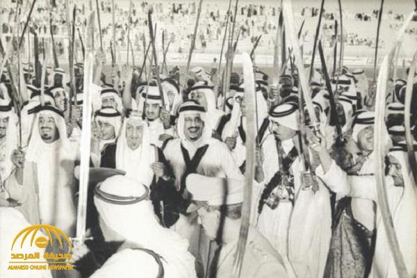شاهد.. صورة نادرة تجمع الملك سلمان و4 من ملوك السعودية وهم يؤدون العرضة قبل 49 عاما ! شاهد.. صورة نادرة تجمع الملك سلمان و4 من ملوك السعودية وهم يؤدون العرضة قبل 49 عاما !