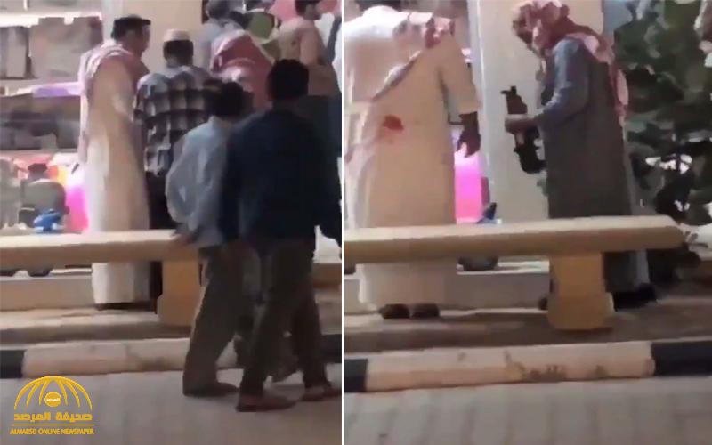 شاهد .. لحظة السيطرة على شاب يحمل سلاح "رشاش" في سوق الذهب بعفيف