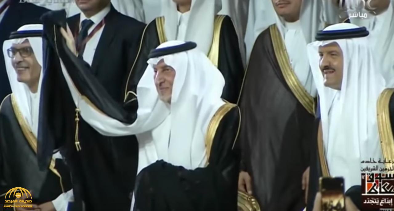 بالفيديو: خالد الفيصل يكشف سر وقوفه وتفاعله بحماس مع العرضة في "سوق عكاظ" العام الماضي