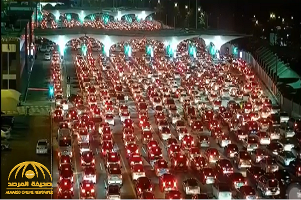 شاهد .. ازدحام غير مسبوق للسيارات على جسر الملك فهد في الجهة المؤدية للبحرين !