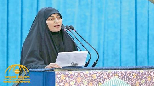 بعدما طالبت بالثأر لمقتل والدها.. شاهد: ابنة قاسم سليماني تحمل السلاح خلال صلاة الجمعة