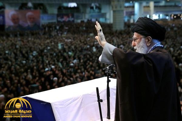 شاهد بالصور: خامنئي يحمل سلاحا أثناء خطبة الجمعة!