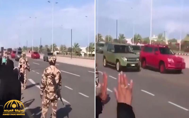 شاهد .. العمانيين يودعون السلطان قابوس بالبكاء أثناء مرور موكب الجنازة