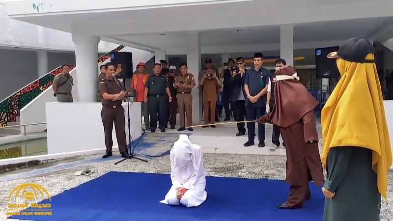 بالفيديو : تنفيذ حكم الجلد بحق امرأة ضبطت مع رجل في غرفة فندق