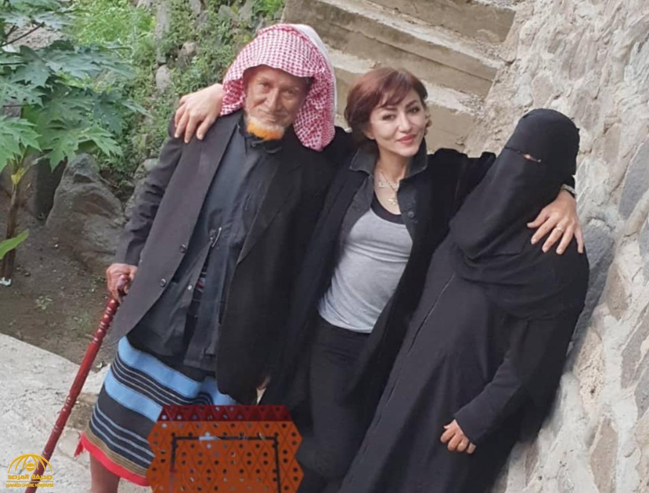 شاهد.. المخرجة السورية ” لورين عيسى ” تثير الجدل بعد نشر صورة جمعتها مع "مسن" وهي تضع يدها على كتفه في جبال فيفاء