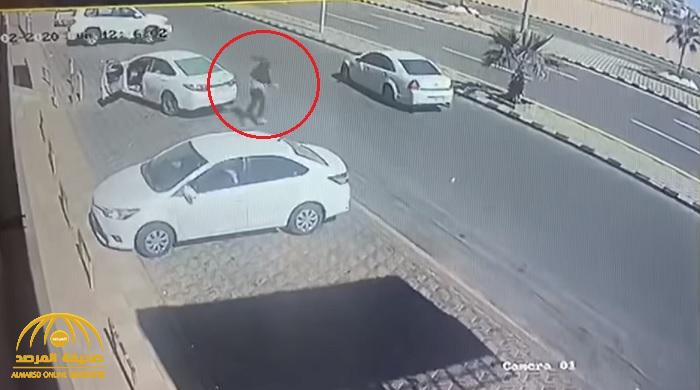 شاهد ...كاميرا محل توثق لحظة هروب جناة بعد تنفيذهم لجريمة قتل في حائل