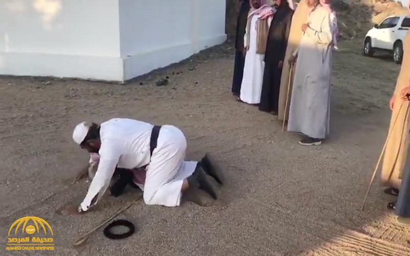 "تكفى يا عبدالله ".. شاهد : جموع من القبائل تناشد أهل الدم بالعفو عن "هادي ابن كدمة" بظهران الجنوب "تكفى يا عبدالله ".. شاهد : جموع من القبائل تناشد أهل الدم بالعفو عن "هادي ابن كدمة" بظهران الجنوب