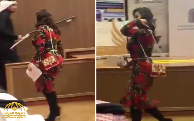 شاهد .. الشاعرة العراقية شهد الشمري تخطف الأنظار في مهرجان الصقور بطريف .. وخلف المشعان يغازلها : "تعضي شفتك وأحس نابك"