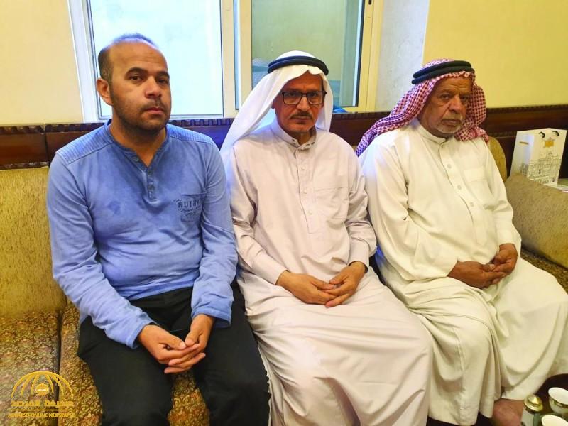 مختطف جديد.. أسرة محمد الحرابة تظهر في منزل موسى الخنيزي وتكشف تفاصيل اختفائه من أمام منزله قبل 41 عاما!