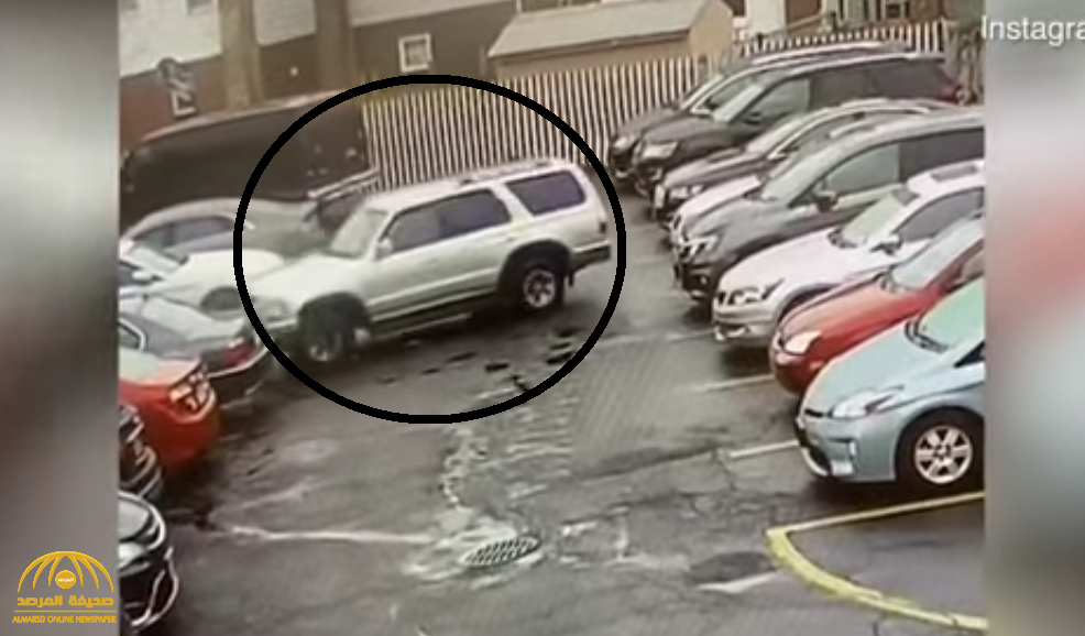 شاهد ... قائد مركبة دفع رباعي أراد إخراجها من موقف سيارات فحدثت الكارثة !