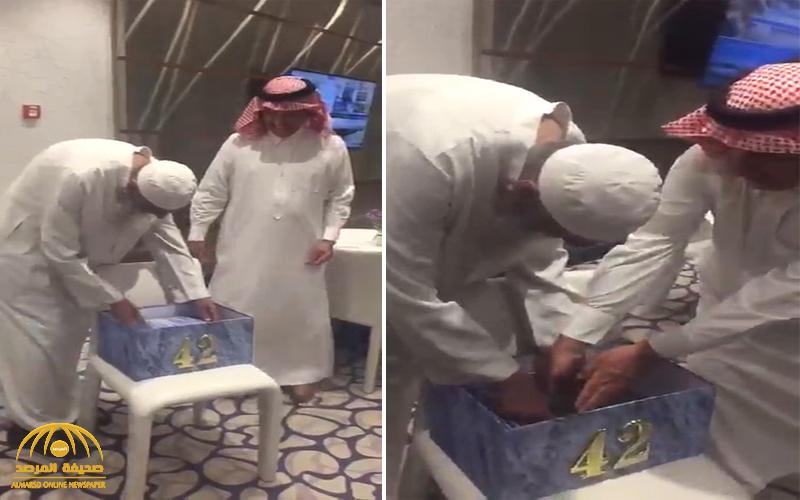 شاهد : رئيس شركة يفاجئ وافد باكستاني بهدية بقيمة 200 ألف ريال .. وجملة باللغة الأجنبية عبر بها عن مسيرته