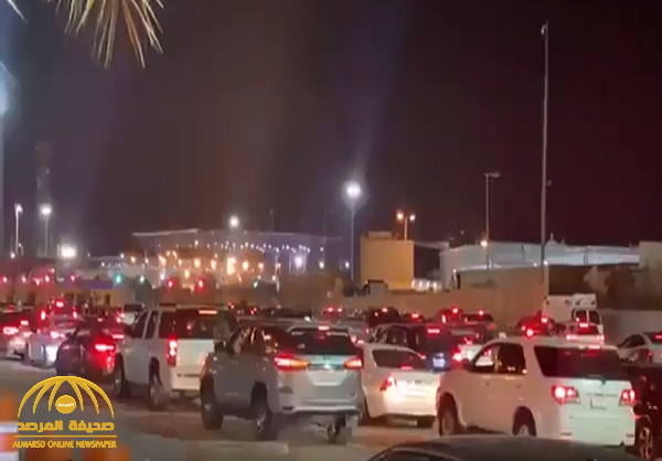 فيديو.. تدفق المسافرين للدخول عبر جسر الملك فهد قبل إغلاقه.. والكشف عن عدد الأشخاص الذين تم عزلهم لعودتهم من دول موبوءة بـ "كورونا"!