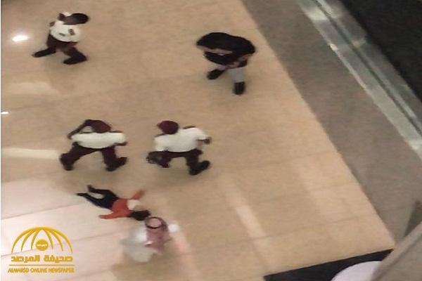 شاهد: سقوط طفلة من الدور الرابع في مجمع تجاري بالرياض