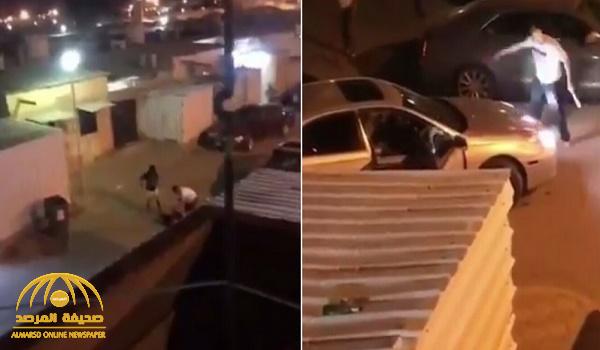 أحدهم شبه عاري يحمل ساطور.. شاهد مشاجرة بآلات حادة بين مجموعة شباب في ‎الكويت
