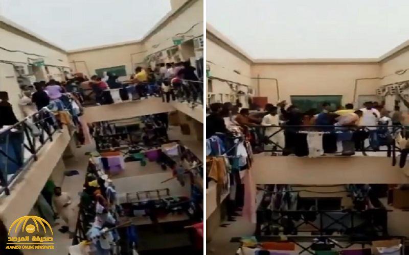 شاهد: مشاجرة عمالة  داخل سكنهم باستخدام العصي والهراوات