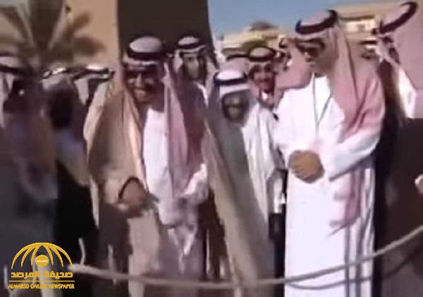 شاهد .. فيديو نادر للملك سلمان في حوطة سدير وهو يمازح بائع حطب .. والكشف تاريخ تصويره