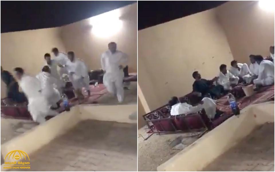 "تجمعوا رغم التحذيرات وفوجئوا بمقلب زميلهم".. شاهد ردة فعل شباب داخل استراحة بعد تشغيل صوت "إنذار" الشرطة!