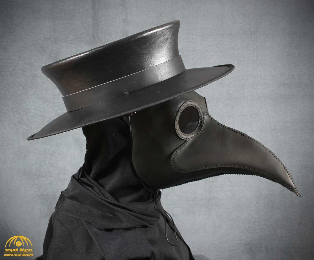 أطباء القرن الـ 17 واجهوا طاعون عصرهم بـ "القناع المرعب وكمامات مناقير الطيور".. كيف أحدث طبيب الملوك هذا التغيير؟