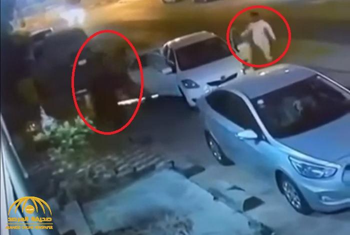 "اختفوا في لمح البصر".. شاهد كيف راوغ الشبان الثلاثة رجال الأمن بعد مخالفتهم لمنع التجول