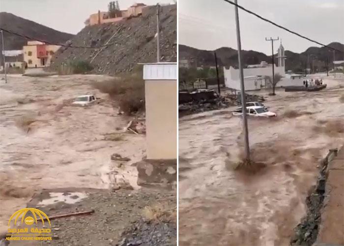 "حملتها وكأنها ريشة".. شاهد: سيول تجرف السيارات في طريقها بـ "واعر  بيشة"