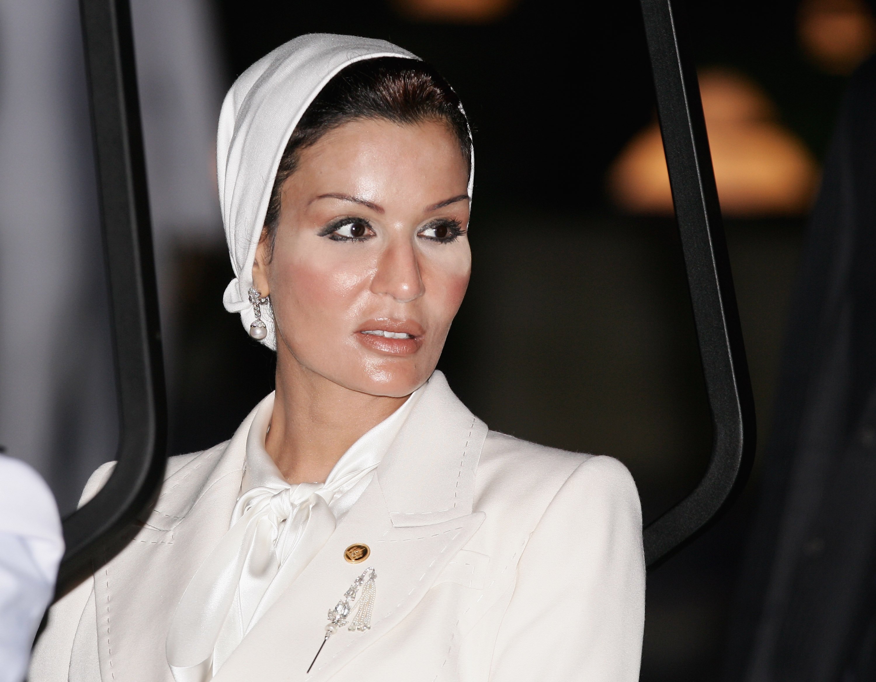 بسبب غريب  .. الشيخة "موزة " تزور  إسرائيل في مهمة سرية !