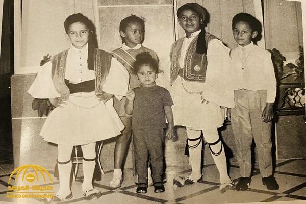 شاهد.. صورة نادرة لأبناء الملك سعود باللباس الفلكلوري اليوناني.. والكشف عن أسماء الأمراء