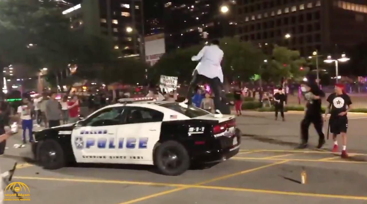 شاهد.. متظاهرون غاضبون يحطمون سيارات الشرطة ويكسرون  واجهة المحال التجارية في أمريكا