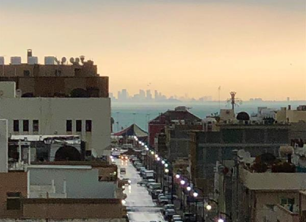 شاهد .. أبراج ومباني البحرين تظهر بوضوح للناظرين من مدينة الخبر السعودية