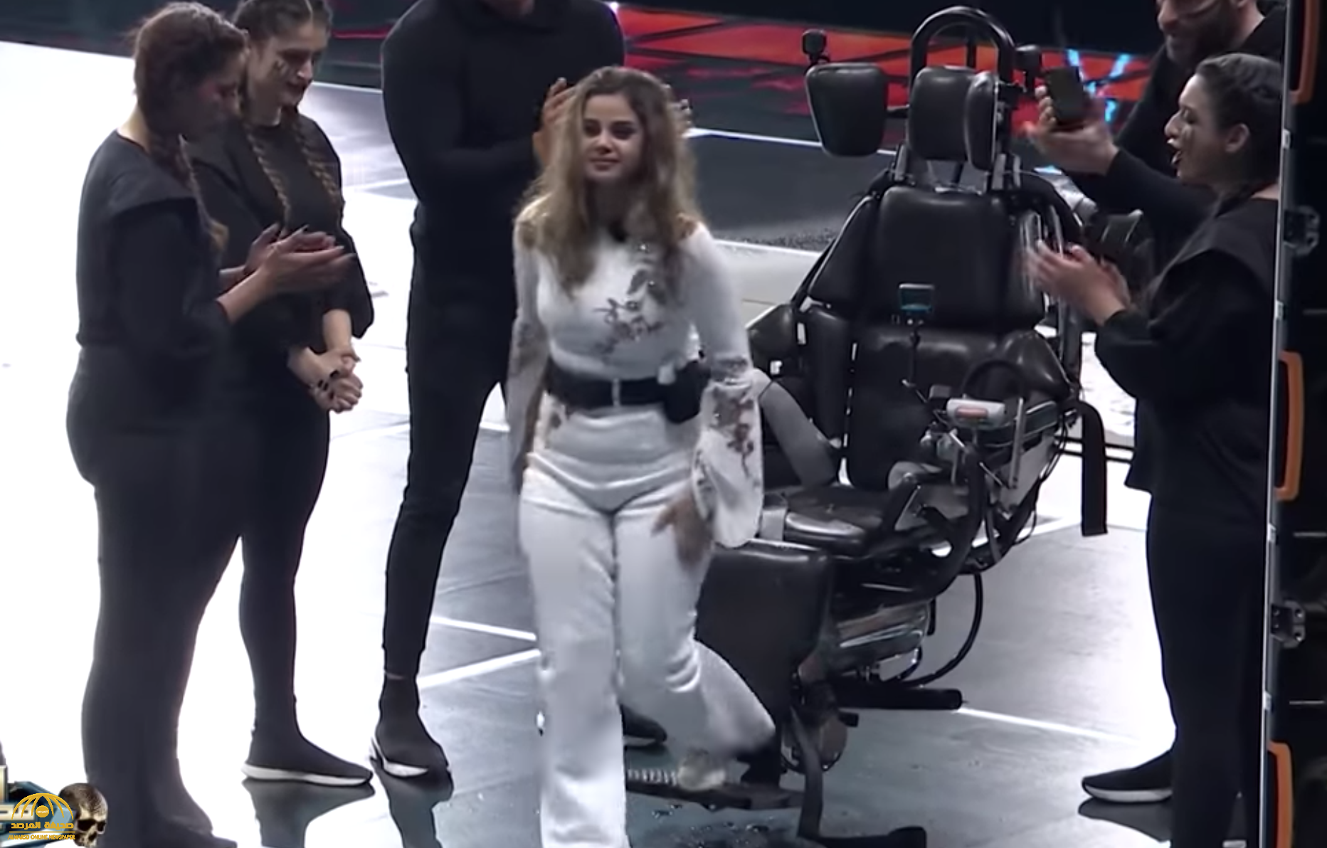 "خانته قدماه".. بالفيديو: مصور "رامز مجنون رسمي" يسقط في بركة المياه أثناء تصوير "منة عرفة"