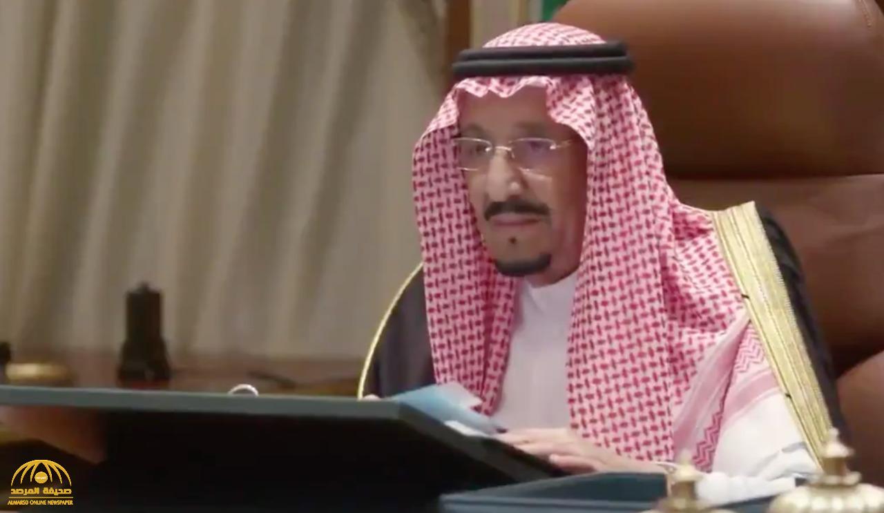 بالفيديو: ابتسامة الملك سلمان العفوية خلال حضوره مجلس الوزراء تجتاح مواقع التواصل