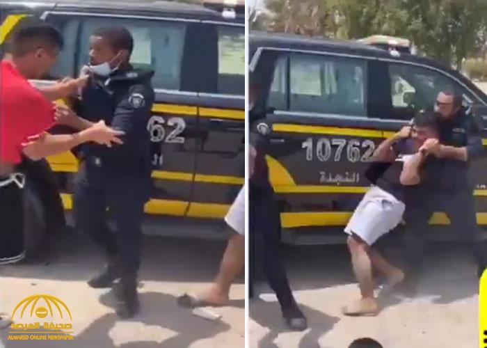 الكويت ... شاهد:  مشاجرة بين 6 أشخاص والتهجم على رجال الشرطة وأحدهما يحمل ساطور