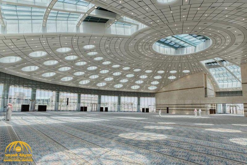 بعد أن تسبب في ضجة بين المغردين.. جامعة تبوك ترد على صورة متداولة للسجاد الذي يغطي جامع "القبة"!