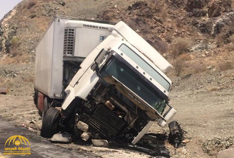 وفاة رجل أمن في حادث مروع على طريق السيل الكبير - صور