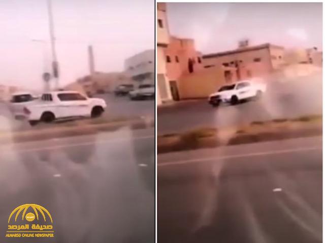 شاهد: شبان يمارسون التفحيط بسيارة "هايلوكس" بالرياض في وضح النهار