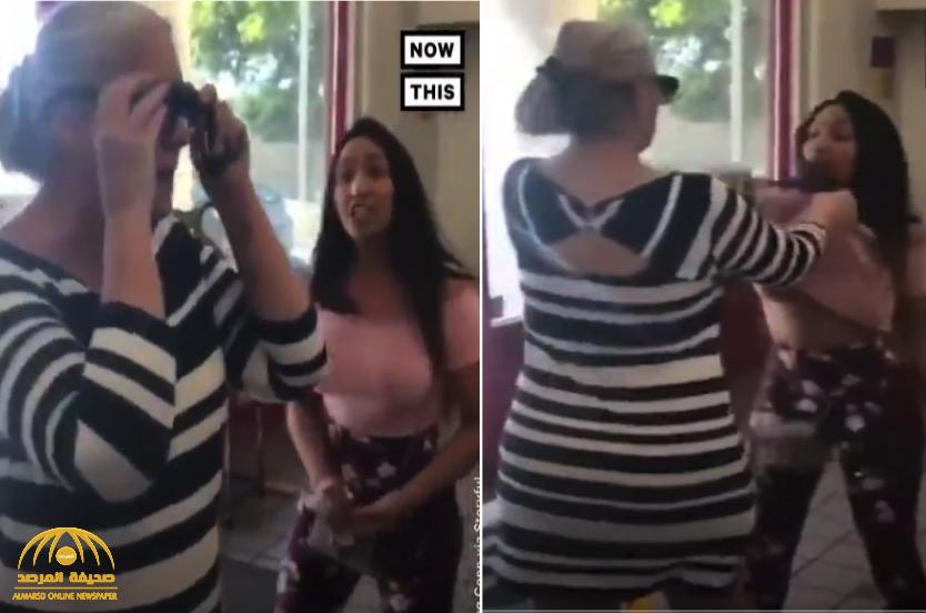 شاهد: امرأة بيضاء تبصق في وجه فتاة  "سمراء" داخل محطة وقود.. ورد فعل غير "متوقع" للأخيرة