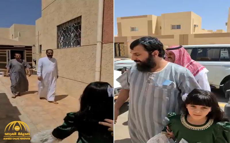 شاهد: كيف استقبل والد مقتول في طريف قاتل ابنه بعد دفع الدية وخروجه من السجن! شاهد: كيف استقبل والد مقتول في طريف قاتل ابنه بعد دفع الدية وخروجه من السجن!