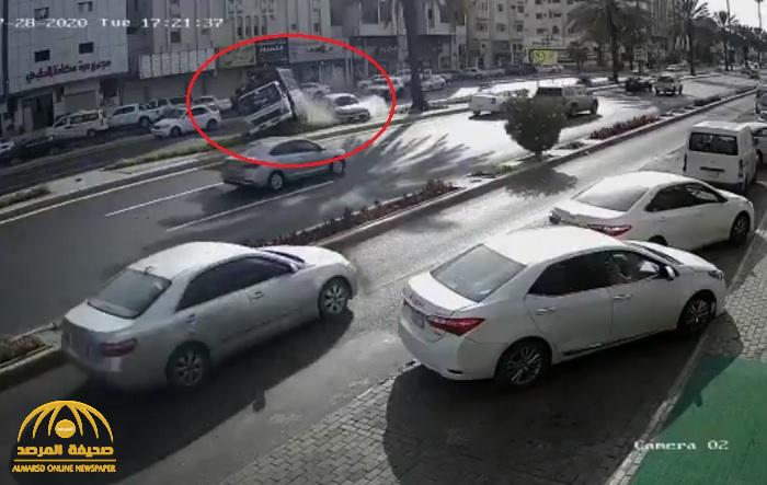 حادث شنيع في تبوك .. شاهد: سيارة "مسرعة" تقفز إلى الجانب الآخر وتصطدم بأخرى