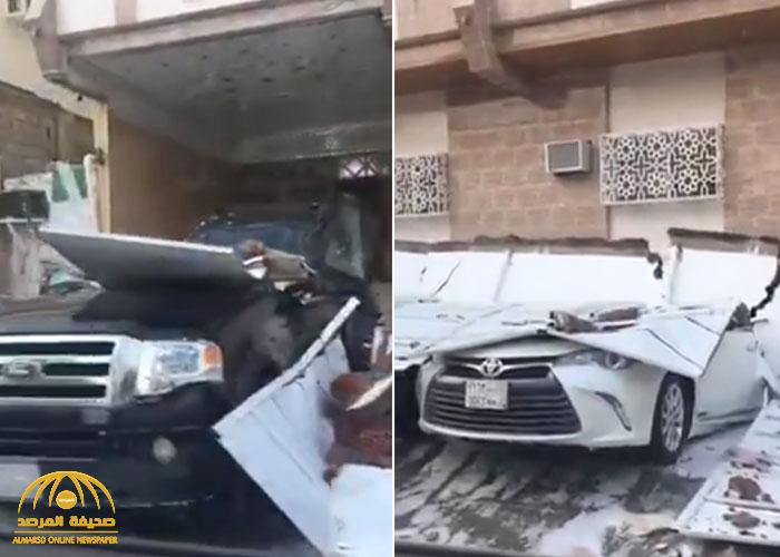 شاهد: جدار منزل يحطم عدد من السيارات المتوقفة بـ"المدينة" بسبب الأمطار والرياح الشديدة
