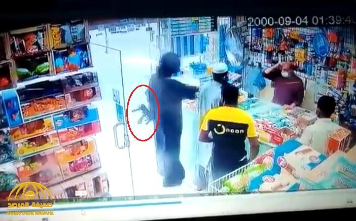 شاهد: مواطن يسطو على "بقالة" .. ويطلق النار على عامل بسلاح رشاش في المجمعة