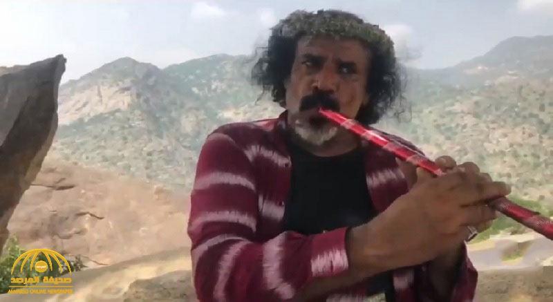 شاهد: مواطن يعزف أجمل المقطوعات على مرتفعات العارضة بجازان باستخدام الناي