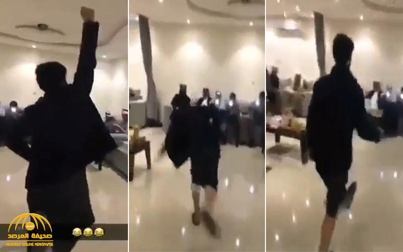 بعد انتقاده للمعلمين.. شاهد : مغردون يعيدون نشر فيديو قديم لمشهور سناب "أبو حور" يرقص بطريقة غريبة