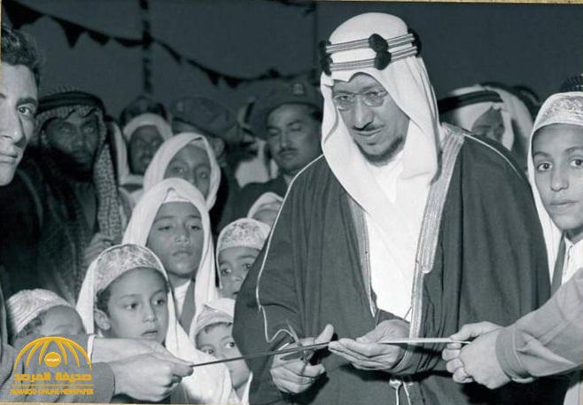 شاهد .. صورة تاريخية للملك سعود أثناء افتتاح أول مدرسة ابتدائية بنتها أرامكو في الدمام .. والكشف عن تاريخها