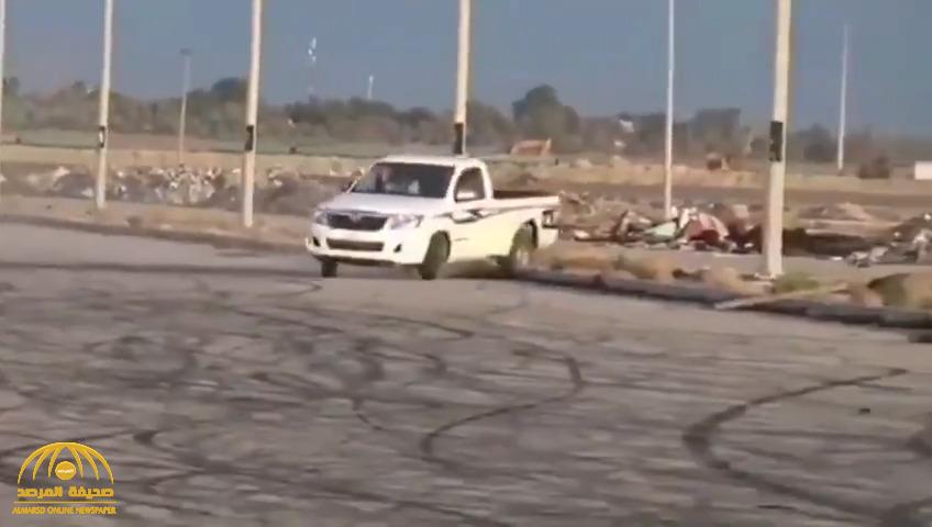 شاهد : سائق يقوم بالتفحيط  بـ " ونيت هايلكس" فكان عمود إنارة في انتظاره!